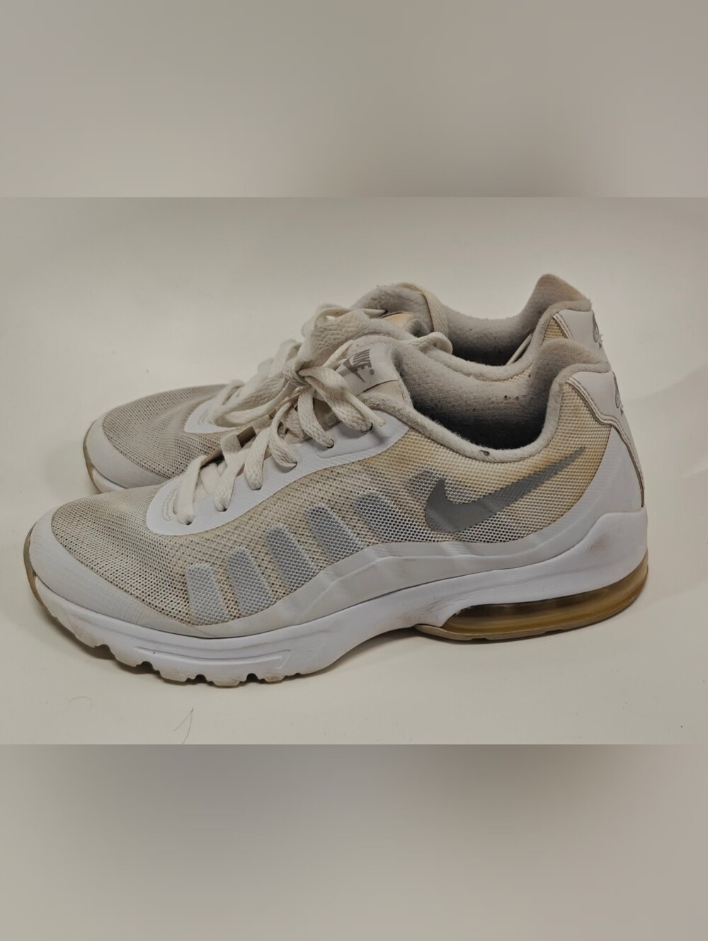 Nike Air Max Invigo Womenโs Size 8.5 White 749866-100 Running Shoes Sneakers